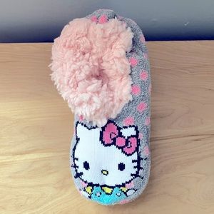 NWT Hello Kitty Fuzzy Slipper Socks (4-10)